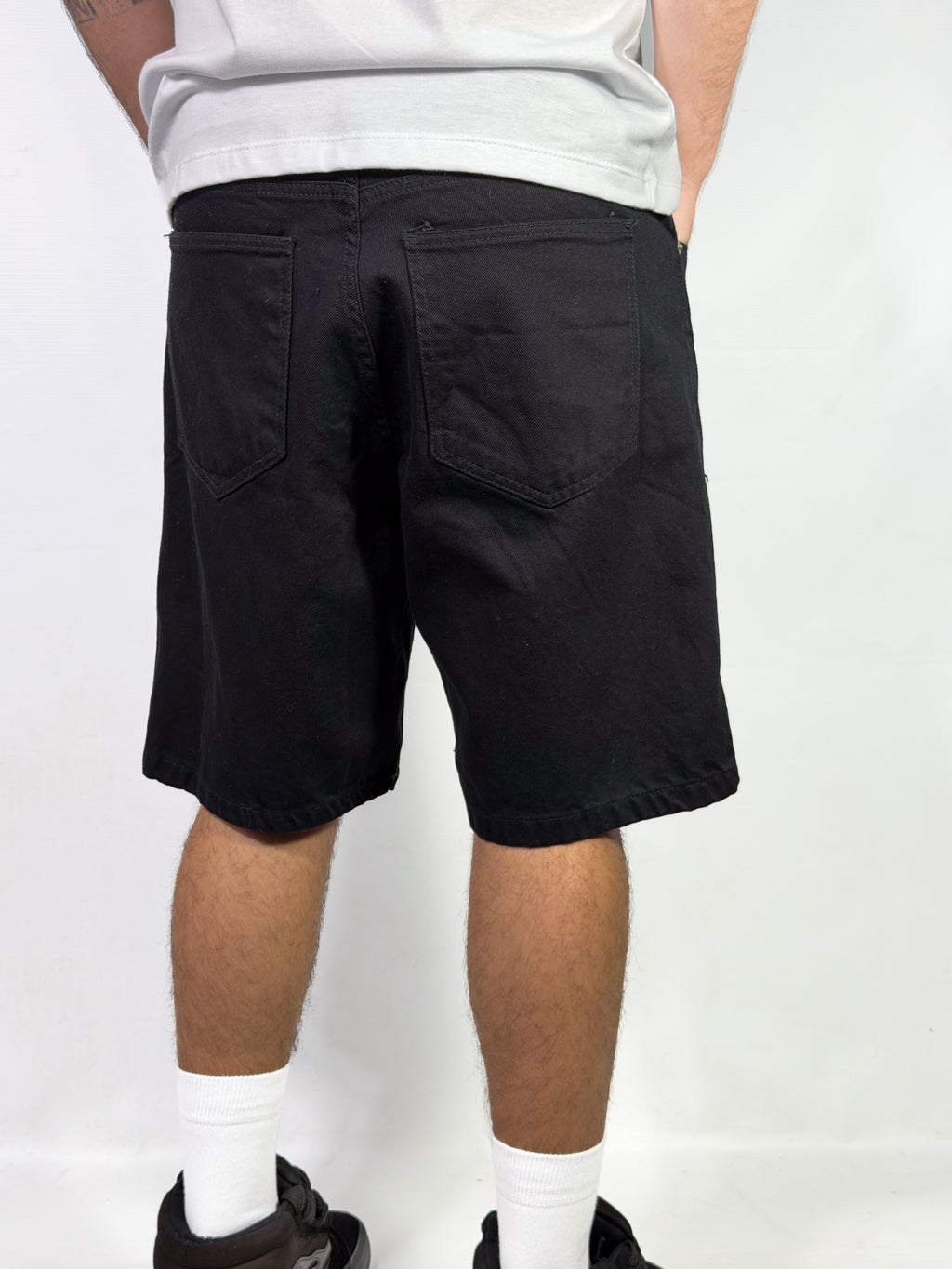 Bermuda Black Essential