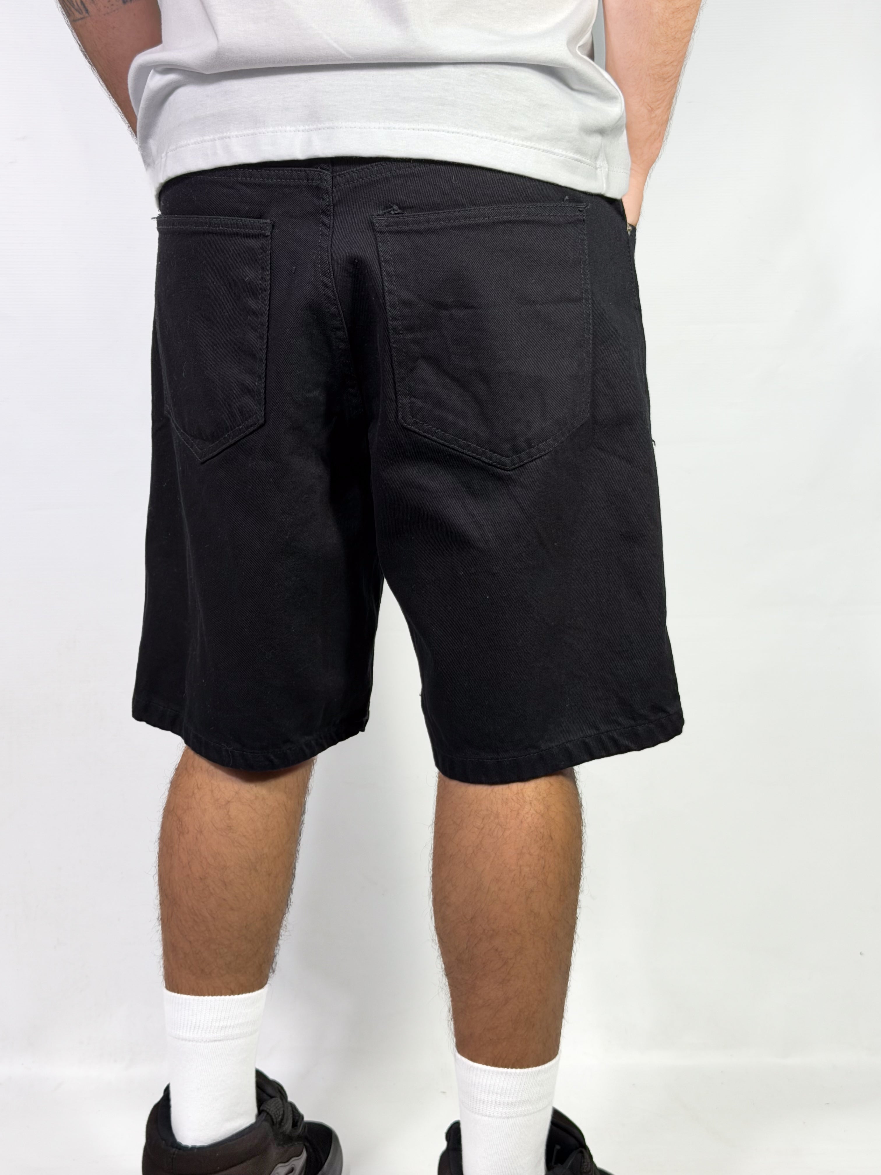 Bermuda Black Essential